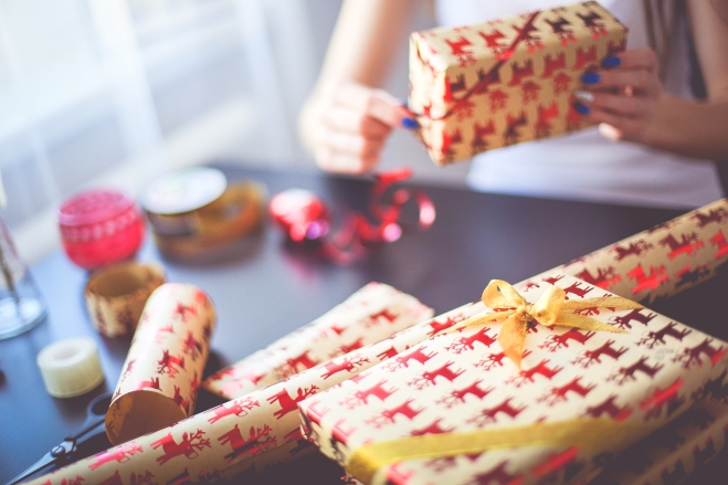 christmas-gift-wrapping-picjumbo-com
